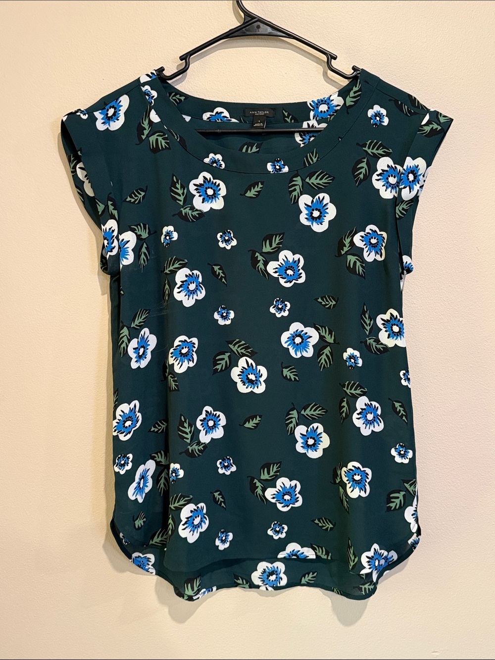Ann Taylor Factory Dark Green Floral Cap-Sleeve Blouse Office Cruise Vacation